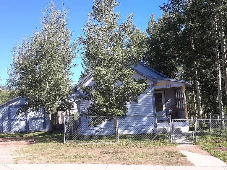 215 W Carr Ave — Photo 1