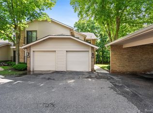6471 Maple Hills Dr, Bloomfield Hills, MI 48301