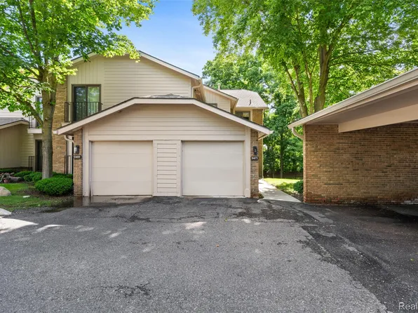 6471 Maple Hills Dr, Bloomfield Hills, MI 48301