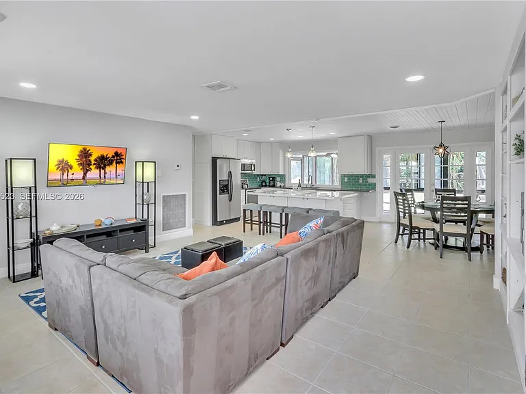 222 SE 11th Ct — Photo 5