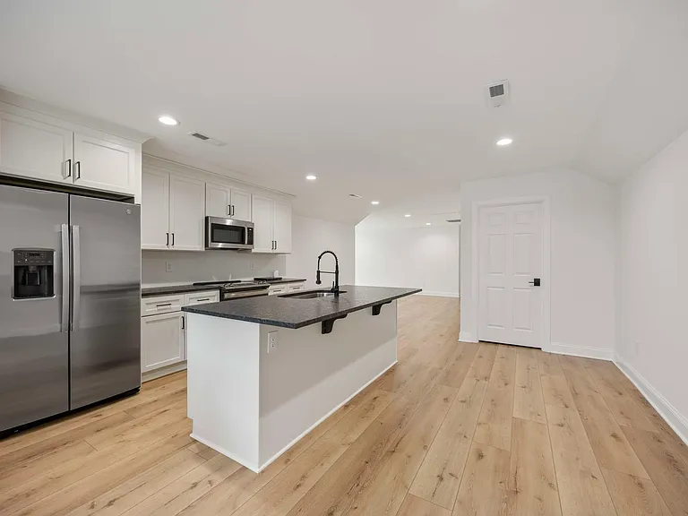 354 Parkway Dr — Photo 3