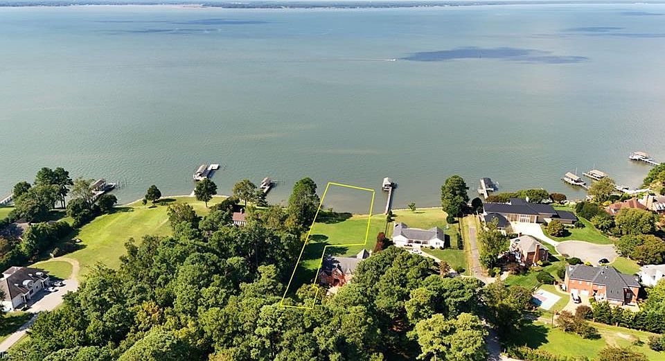 2nd image of 605 Blount Point Rd