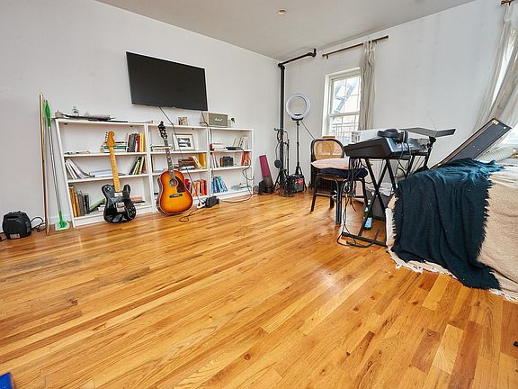 3rd image of 500 Hudson St #5A