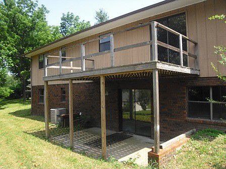 3rd image of 1205 Hawthorne Dr