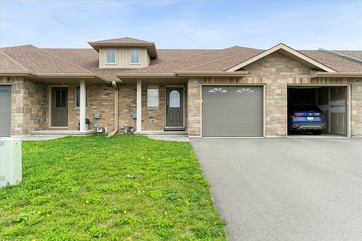 37 Hillside Meadow Drive Quinte West — Photo 1