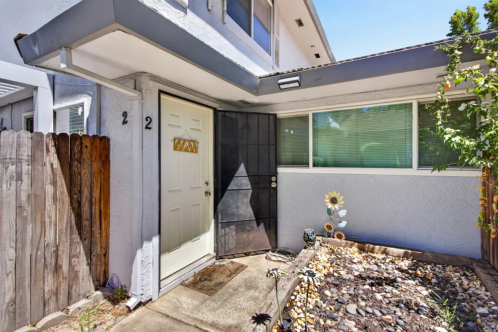 2 bed, 840 sqft, $2,100 — Photo 2