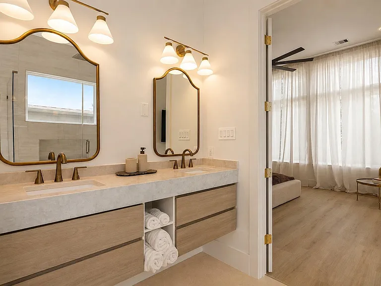 1642 Bonnie Brae St — Photo 11
