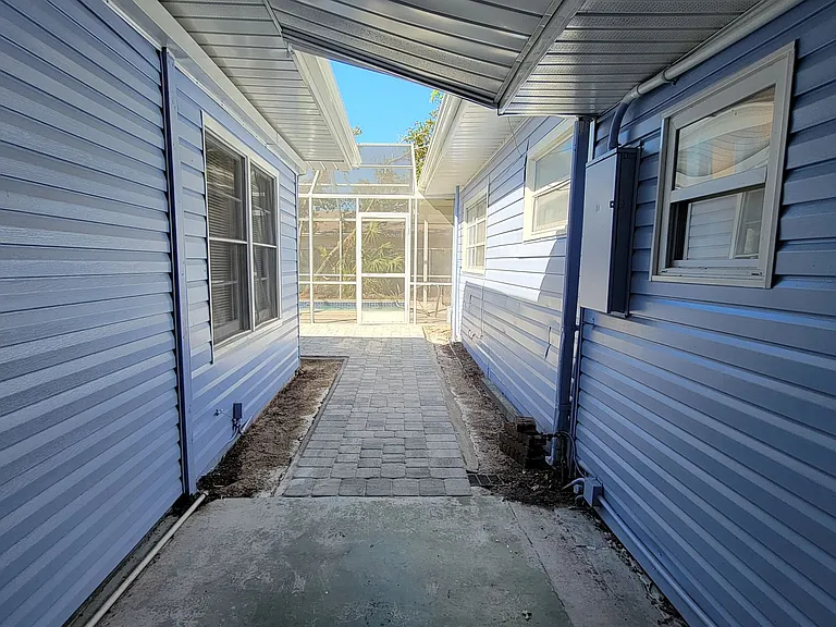 School-Bay Quad New — Photo 16