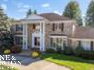 21 Stillmeadow Ln, Grosse Pointe Shores, MI 48236