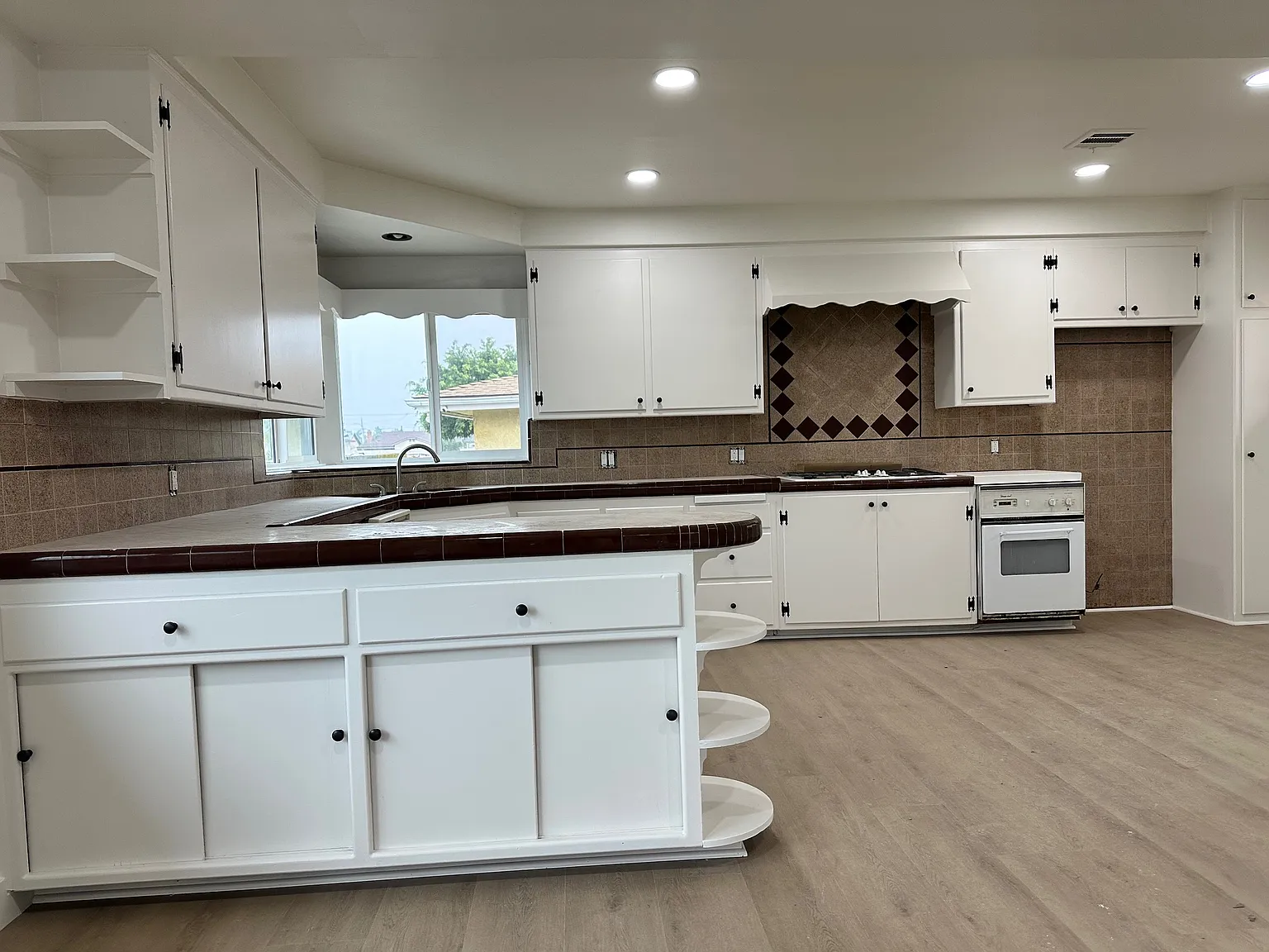 3 bed, 1126 sqft, $3,450 — Photo 4