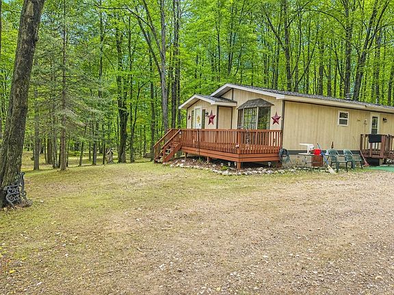 2nd image of 2081 Hemlock Ln