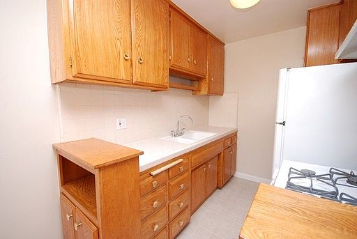 3rd image of 910 N Orange Grove Ave APT 13