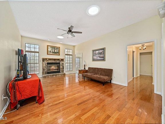 5th image of 136 Mountain View Dr