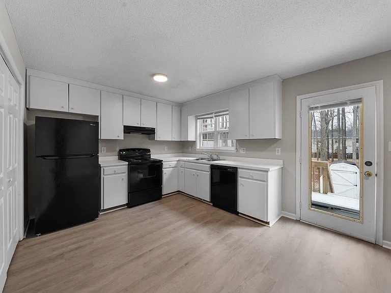 Cambridge Apartments — Photo 5