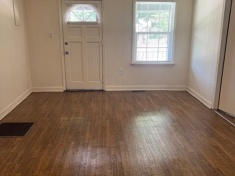 123 W Queen St — Photo 5