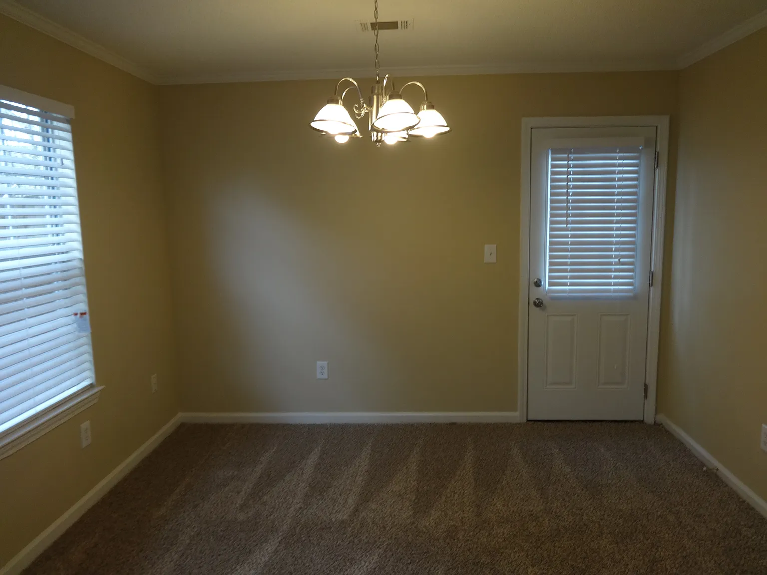 3 bed, 2.5 bath, 1386 sqft, $2,090 — Photo 4