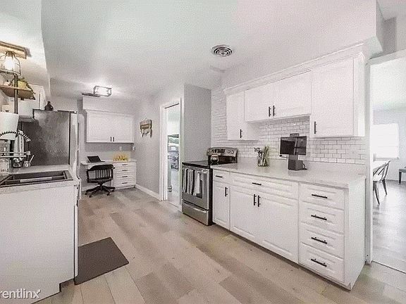 3rd image of 807 W Hollywood St