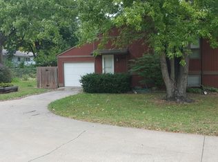 2042 Shirley Ln, Manhattan, KS 66502