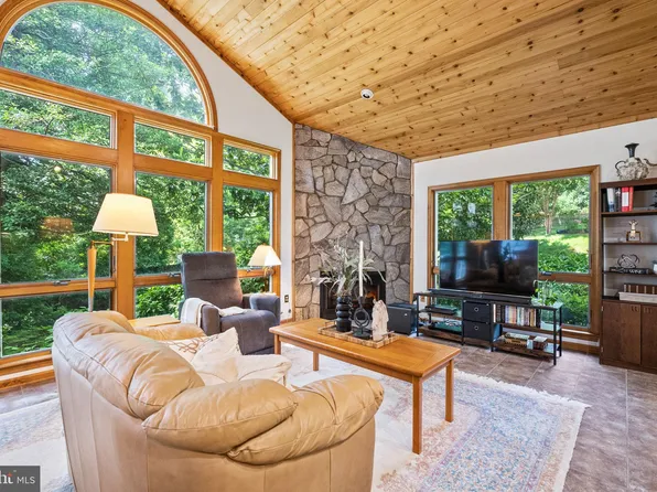 1302 Trinity Dr, Alexandria, VA 22314