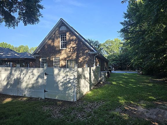 5th image of 926 Lyday Ln
