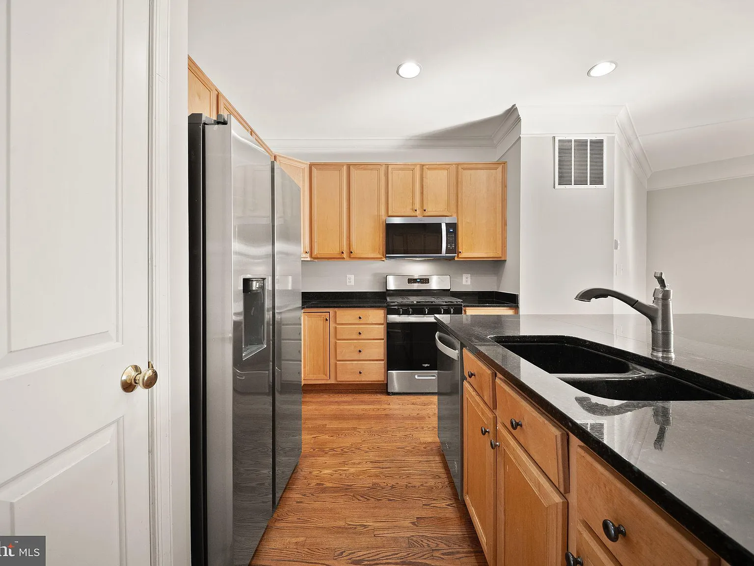3 bed, 4.0 bath, 2408 sqft, $3,100 — Photo 4