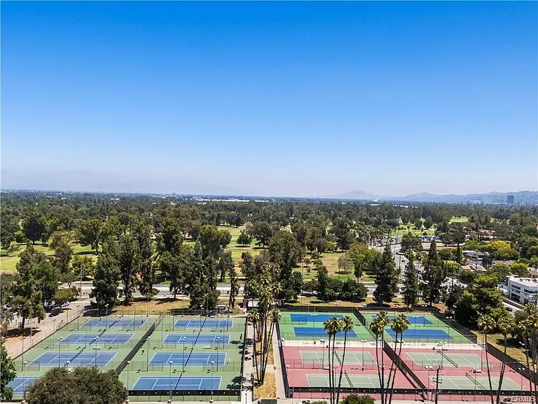 5540 Balboa Blvd — Photo 71