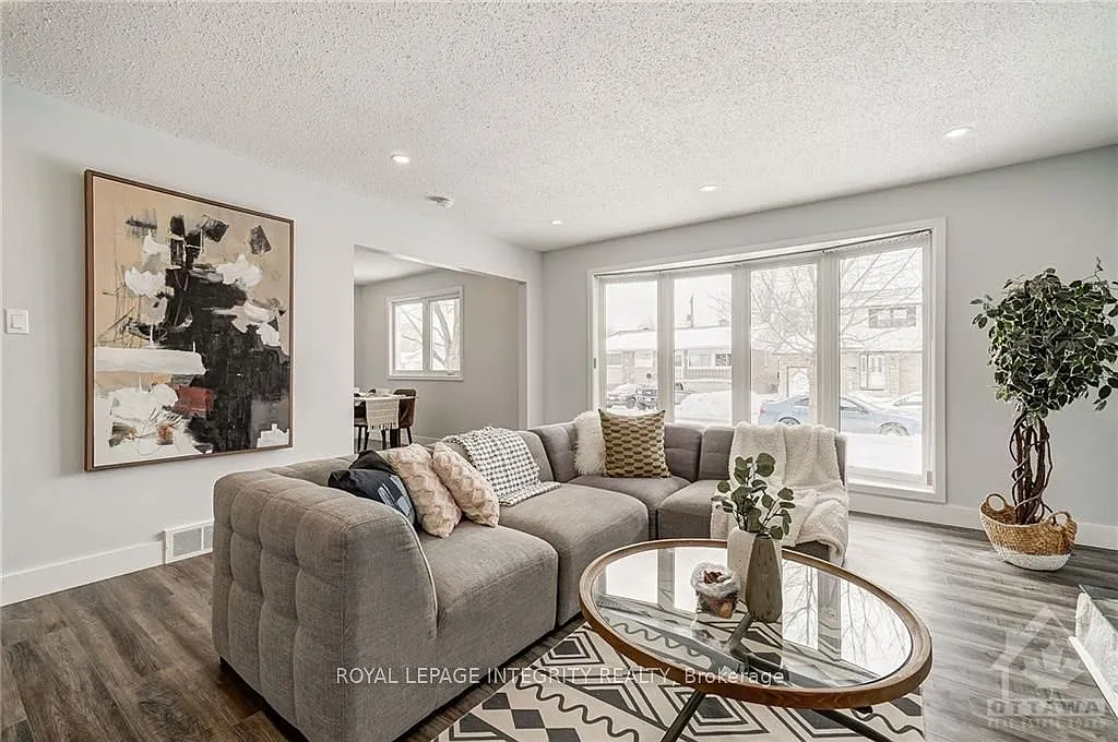 Building Photo - 2636 Hickson Cres #A