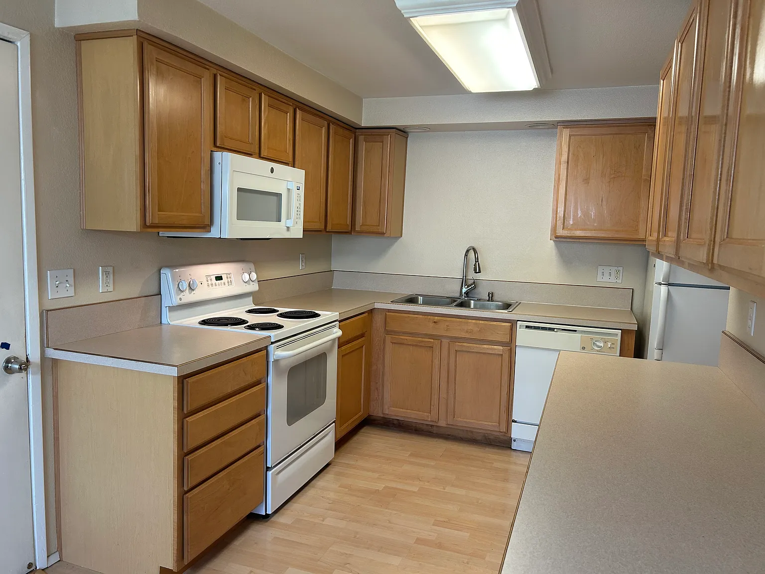 3 bed, 1180 sqft, $1,900 — Photo 3