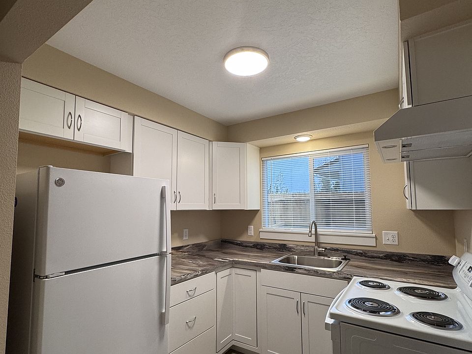 1st image of 499 Hewitt Ave