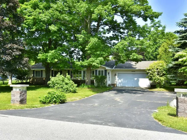 12829 S Roseland Dr, Traverse City, MI 49684