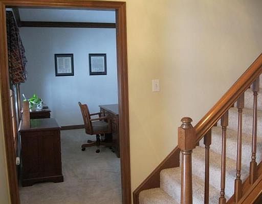 4th image of 935 Sycamore Woods Dr