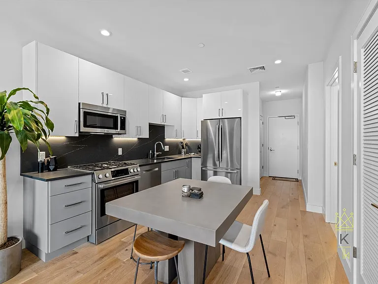 420 W Broadway #503 — Photo 5