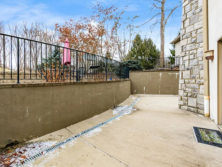 4602 Sandwich Ct — Photo 92
