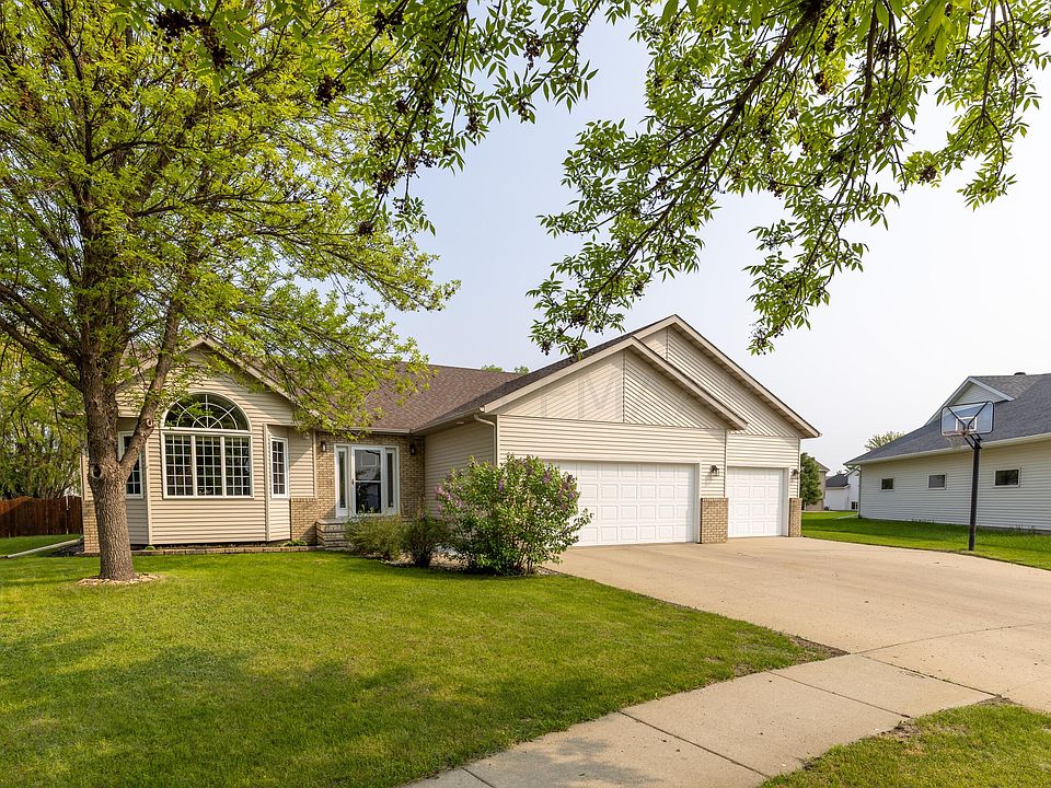1320 Sommerset Dr, West Fargo, ND 58078 Zillow