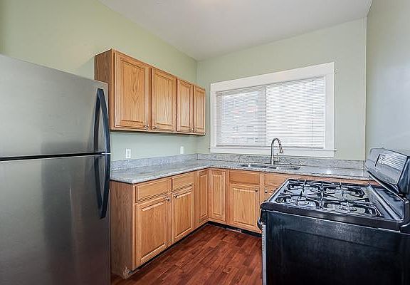 4th image of 229 1st Ave N #301