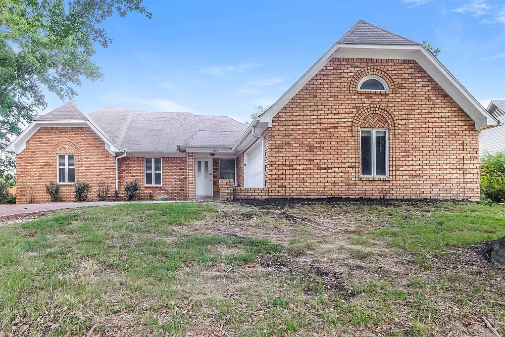 3 bed, 2.0 bath, 1757 sqft, $1,805 — Photo 1