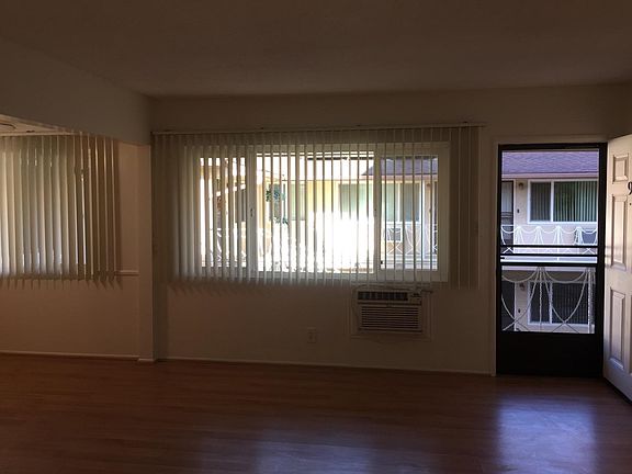3rd image of 221 S Jackson St APT 9