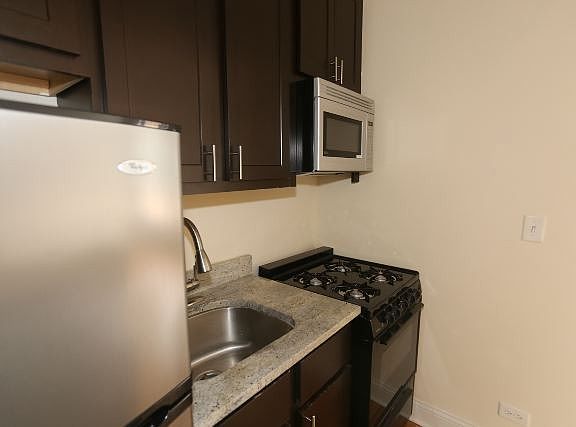 5th image of 4614.5 N Paulina St #M06r