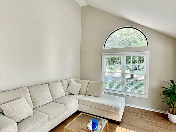 4th image of 27W220 Chelsea Cir