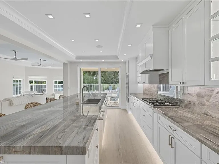360 Carlton Pl #11 — Photo 11