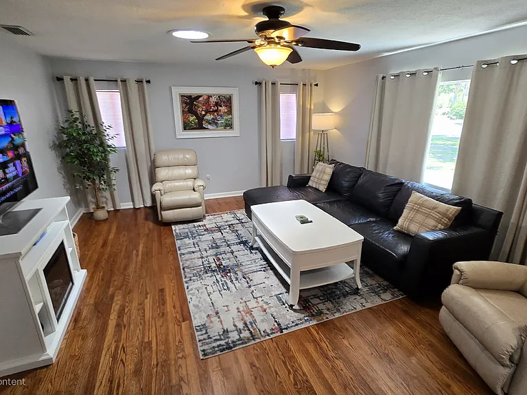 main living room w/ pull out sofa
