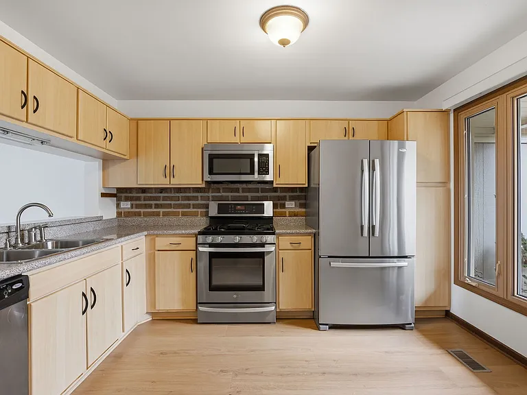 341 Redwing Dr — Photo 5