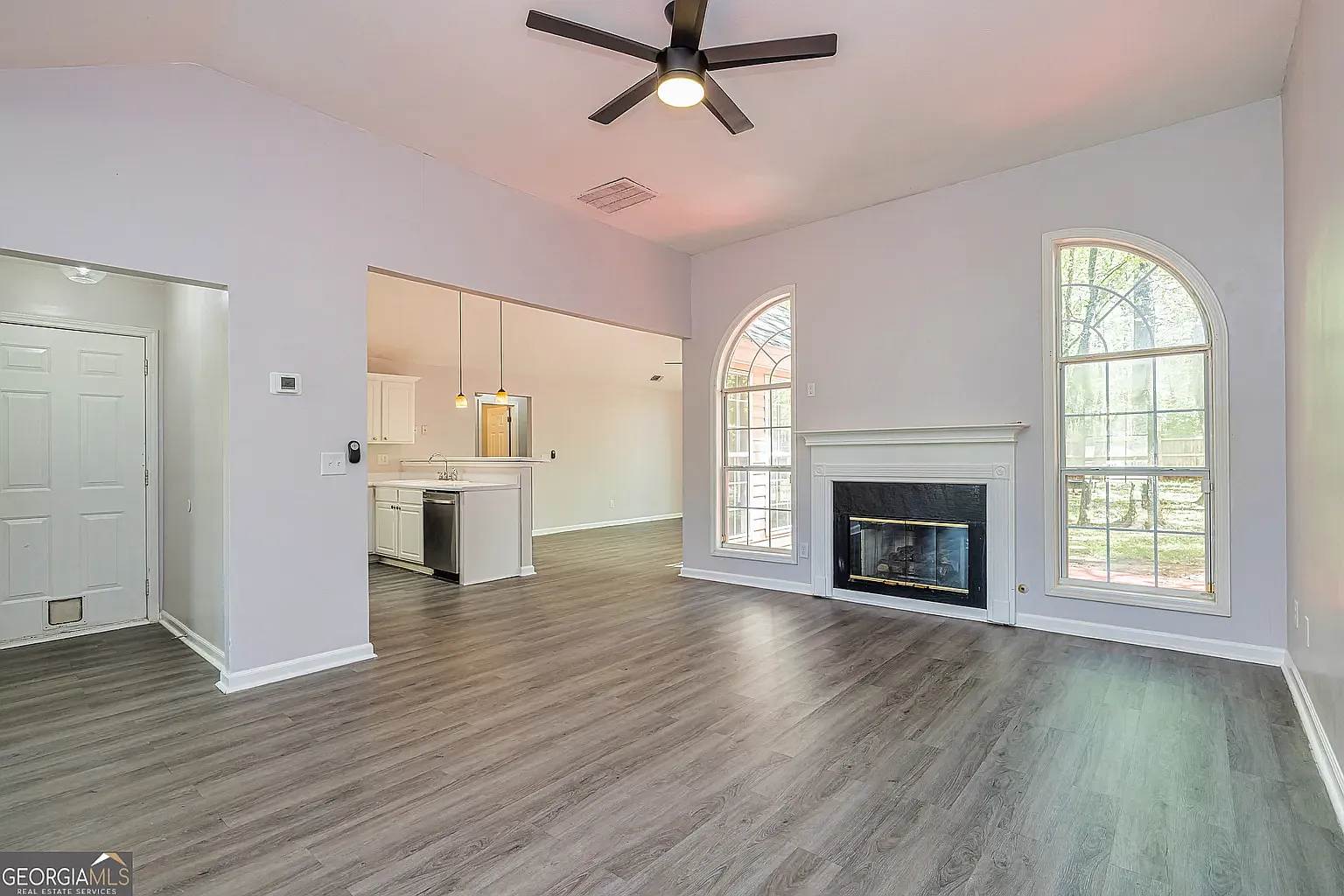 3 bed, 1417 sqft, $2,300 — Photo 3
