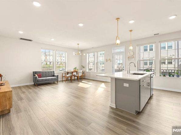4 Arnold Dr, Wood Ridge, NJ 07075