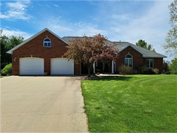 15807 Woodmoor Dr, Dubuque, IA 52002