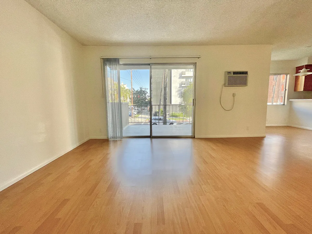 Building Photo - 4254 W 5th St #1