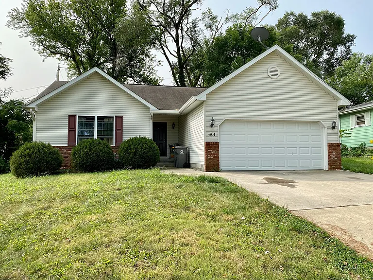 601 W Cherokee Dr — Photo 1