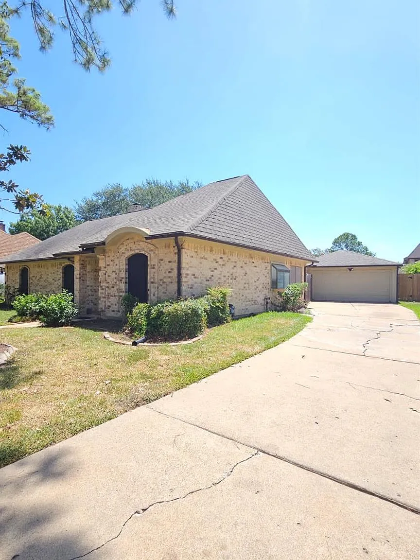 4 bed, 2.5 bath, 2277 sqft, $2,200 — Photo 3