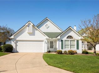22 Golf View Ln, North Olmsted, OH 44070