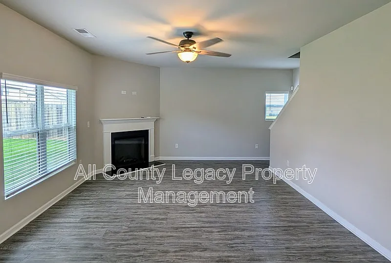 4 bed, 2.5 bath, 2288 sqft, $2,250 — Photo 2
